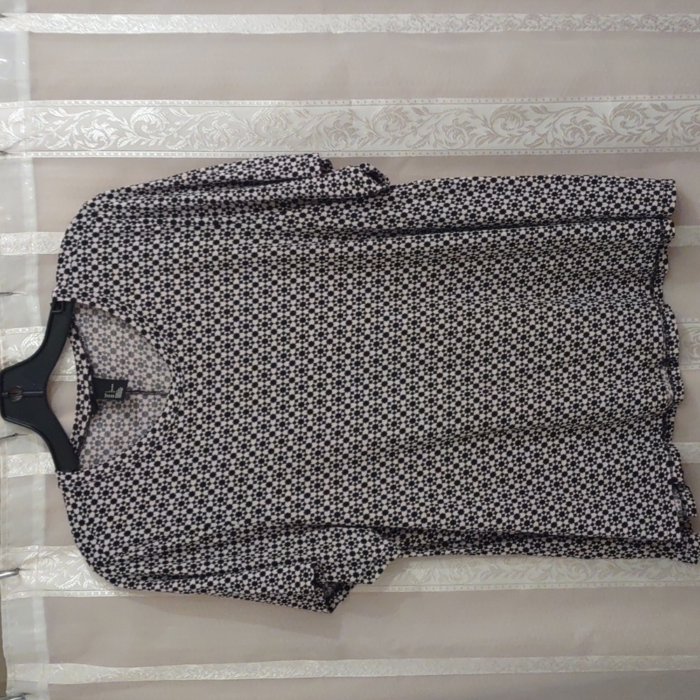 H&M Black & White Stretch Knit Short Sleeve Top Size Large
